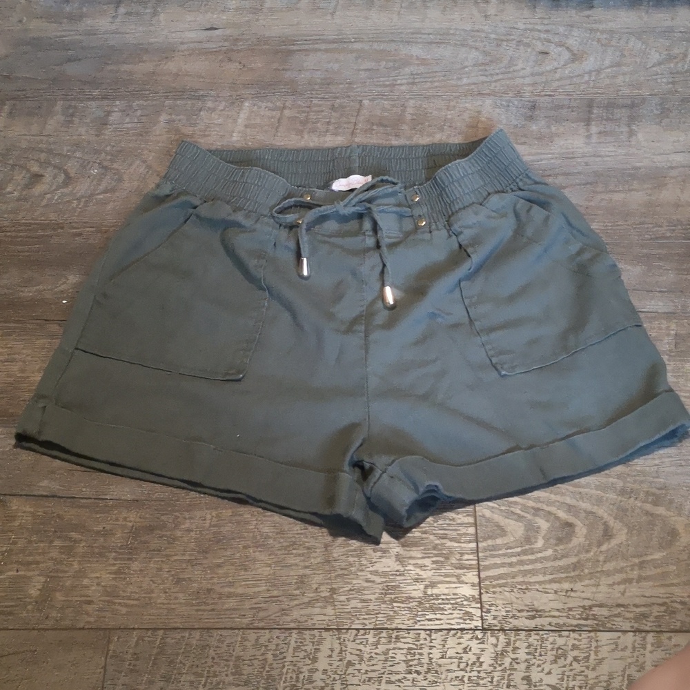 Simply Blessed khaki green shorts, elastic waist, front pockets size medium